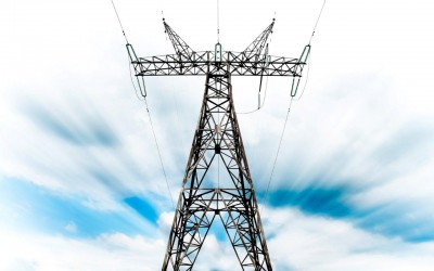 Un camionero sufre un accidente laboral por electrocución.